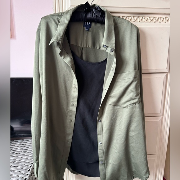 Gap silk look blouse, can be worn open with camisole. Sz large - Picture 2 of 4